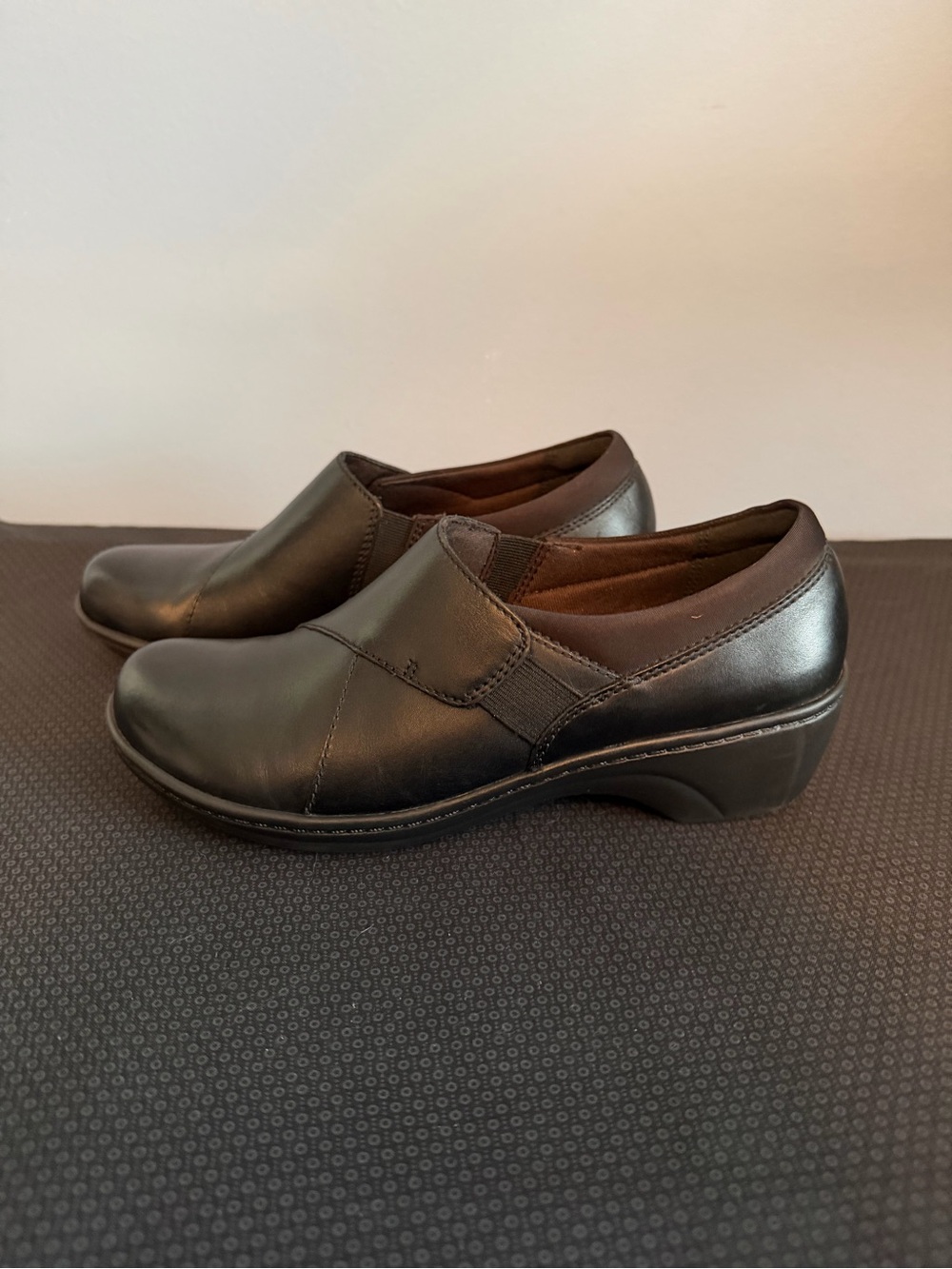 CLARKS Slip Resistant Black Leather Slip On Shoes. Women’s Size 8M